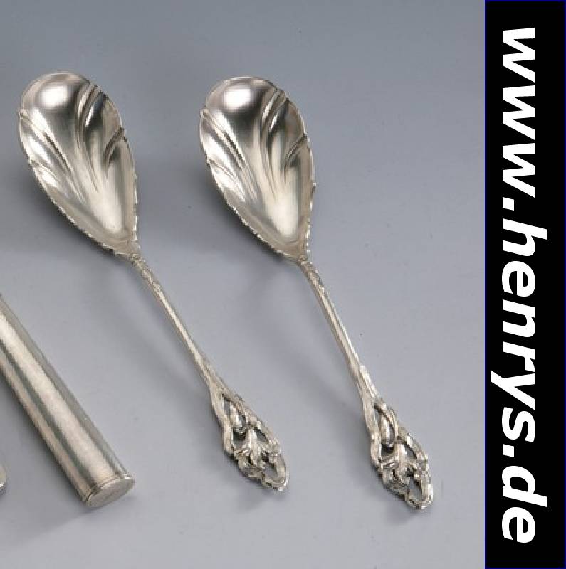 2 Vorlegelöffel, deutsch, Würtz & Co., Pforzheim um 1900, abstrakt floraler Dekor,asymm. Anordnung beidseitig ausgestaltet, feinpunziert und ...