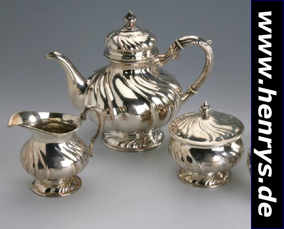 3-teiliges Teeservice, Wilkens Bremen 30er Jahre, 800er Silber, 4-passig goudroniert, zeitlos elegante Form, Wärmedämmung, Korpus in sich 5-fach ...