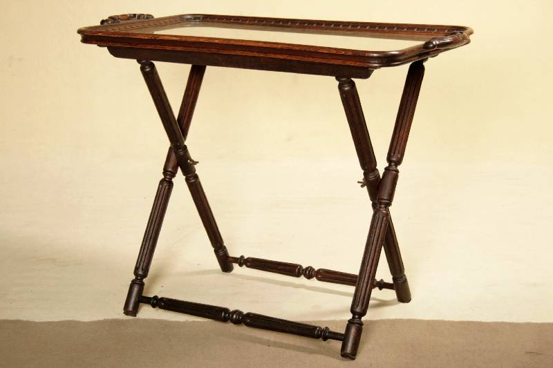 Butler's Tray, England, um 1890/1900, Eiche massiv, reiche Drechselarbeit, Tablett mit Glaseinlage, Zahnfriesverzierung u. 2x Rocaillengriffen, ...