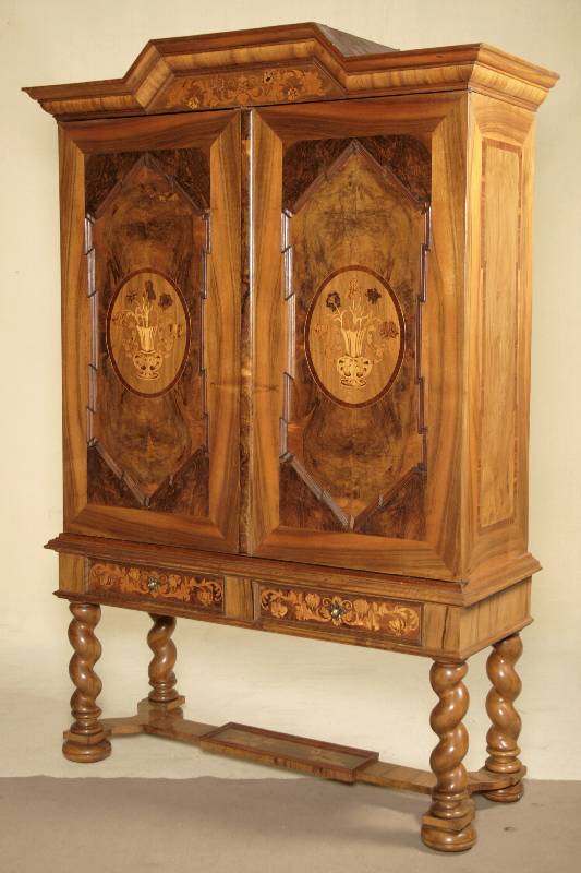 Stollenschrank, Holland, um 1750/60, Korpus WH/Eiche massiv z.T. Nußbaum massiv, reiche Drechselarbeit, Beine verschränkt, Wurzelnußfurnier quer ...