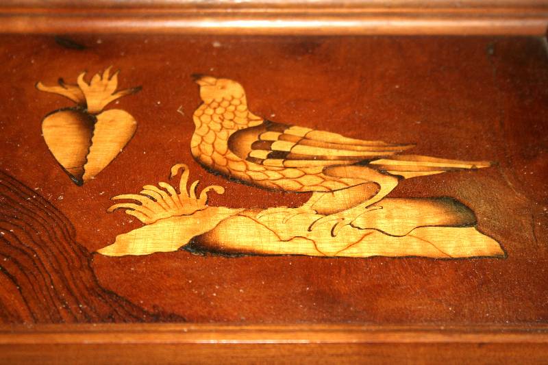 Detail a: Stollenschrank, Holland, um 1750/60, Korpus WH/Eiche massiv z.T. Nußbaum massiv, reiche Drechselarbeit, Beine verschränkt, Wurzelnußfurnier quer ...