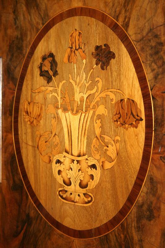 Detail b: Stollenschrank, Holland, um 1750/60, Korpus WH/Eiche massiv z.T. Nußbaum massiv, reiche Drechselarbeit, Beine verschränkt, Wurzelnußfurnier quer ...