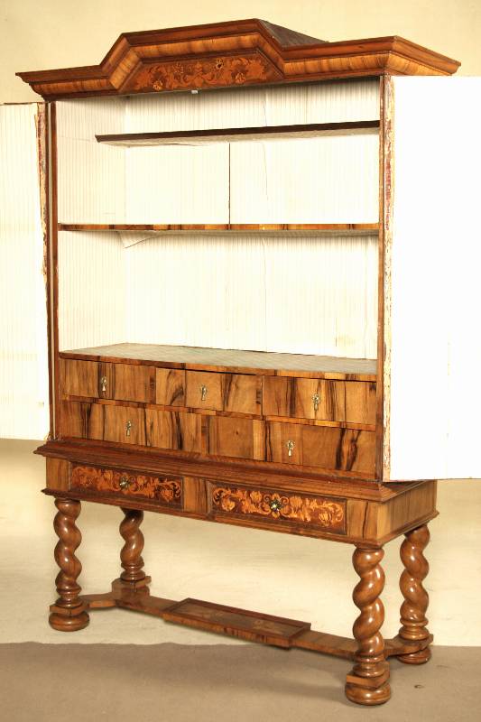 Detail c: Stollenschrank, Holland, um 1750/60, Korpus WH/Eiche massiv z.T. Nußbaum massiv, reiche Drechselarbeit, Beine verschränkt, Wurzelnußfurnier quer ...