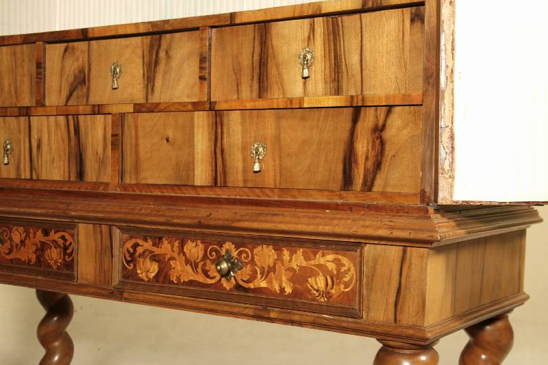 Detail d: Stollenschrank, Holland, um 1750/60, Korpus WH/Eiche massiv z.T. Nußbaum massiv, reiche Drechselarbeit, Beine verschränkt, Wurzelnußfurnier quer ...