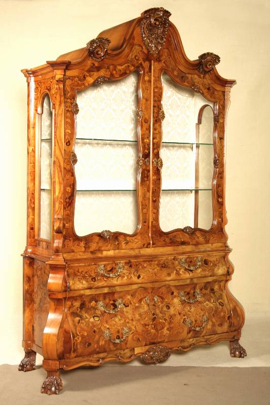 Holländischer Vitrinenschrank, sogenannter Prahlhans, nach dem Vorbild von 1770/80, Korpus Weichholz/Hartholz, Unterteil bombiert,oberer Teil ...