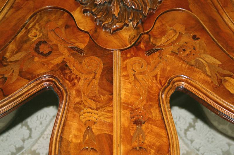 Detail a: Holländischer Vitrinenschrank, sogenannter Prahlhans, nach dem Vorbild von 1770/80, Korpus Weichholz/Hartholz, Unterteil bombiert,oberer Teil ...