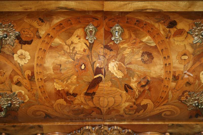 Detail b: Holländischer Vitrinenschrank, sogenannter Prahlhans, nach dem Vorbild von 1770/80, Korpus Weichholz/Hartholz, Unterteil bombiert,oberer Teil ...