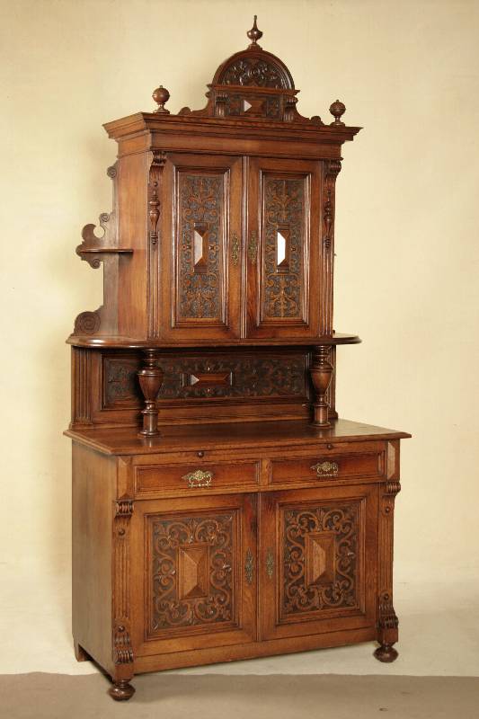 Vielzweckschrank, norddeutsch, um 1890/1900, Eiche massiv, eklektizistisch, Flachschnitzereien a.d. Vollholz, in sich 3-fach geteilt, zwei integr. ...