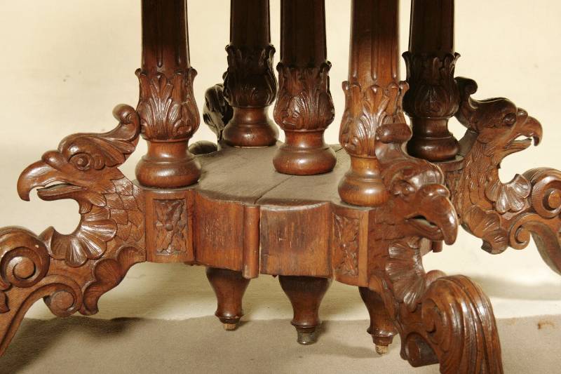 Detail b: Tisch und vier Stühle, deutsch, um 1880, Eiche massiv, z.T. furniert, vier gedrechselte Säulen, 4-fach ausladend mit Greifvogelmotiv, Zarge mit ...