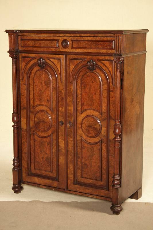 Vertiko, norddeutsch, um 1870/80, Korpus WH, Wurzelnußfurnier gesp. verlegt, Inlets mit aufgesetzten Zierleisten, getreppt, ocaillenverzierung, ...