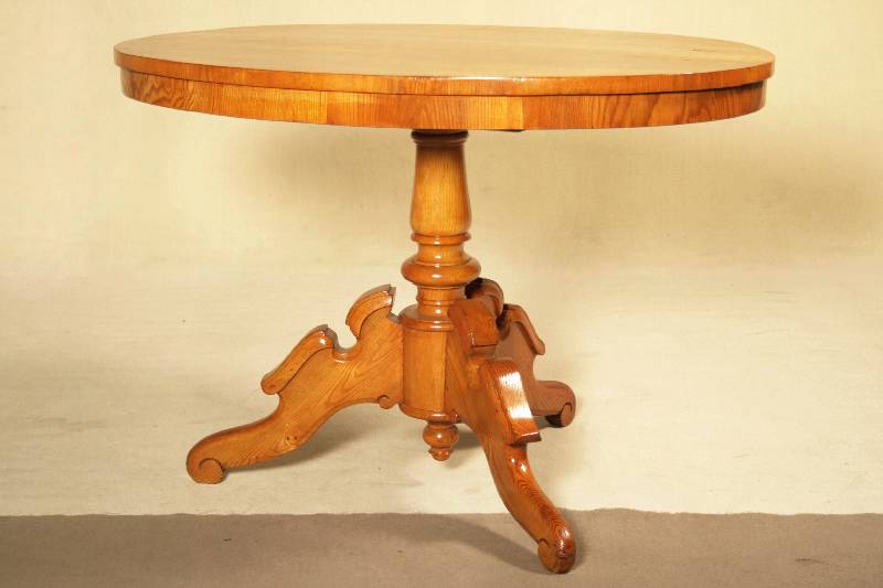 Ovaler Tisch, deutsch, um 1860, Esche massiv, auf gedrechselten Beinen, Fuß 3-fach ausladend, Platte mit gespiegeltem Eschefurnier ausgelegt, l. ...