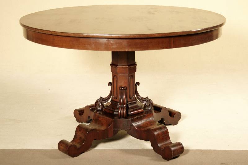 Tisch, mittel- bzw. norddeutsch, um 1850/60, Korpus Weichholz, vier Auslegerbeine, diese doppelt geschweift, Wurzelnußfurnier gespiegelt verlegt, ...
