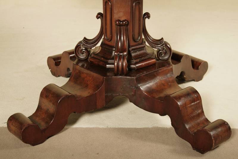 Detail a: Tisch, mittel- bzw. norddeutsch, um 1850/60, Korpus Weichholz, vier Auslegerbeine, diese doppelt geschweift, Wurzelnußfurnier gespiegelt verlegt, ...