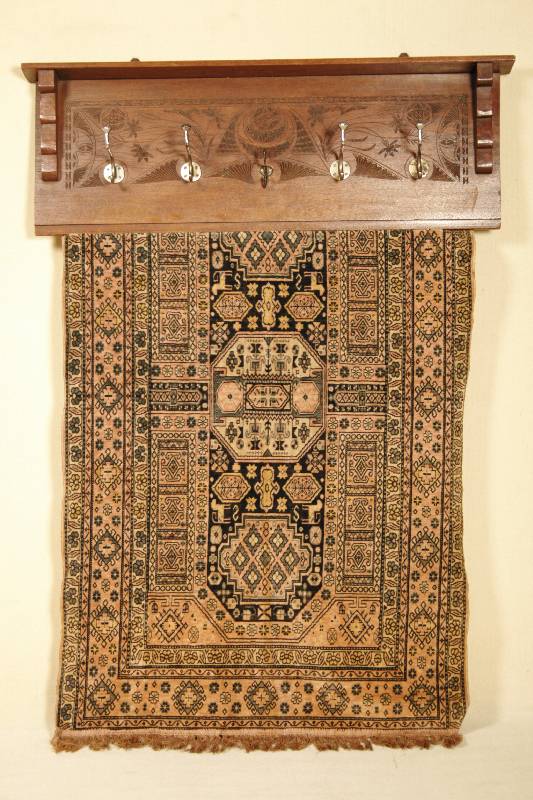 Gardeorbe, deutsch, um 1900, Eiche massiv, auf Teakholz gebeizt, Rückenblatt mit typischer abstrakt floraler Flachschnitzerei, original ...