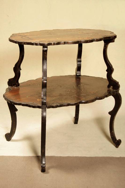 Etagere, um 1870, im Stil von Nancy, Pappel u. WH, vier übergreifende Beine, diese 4-fach geschweift, Platten z.T. mit erhabener Malerei, asym. ...