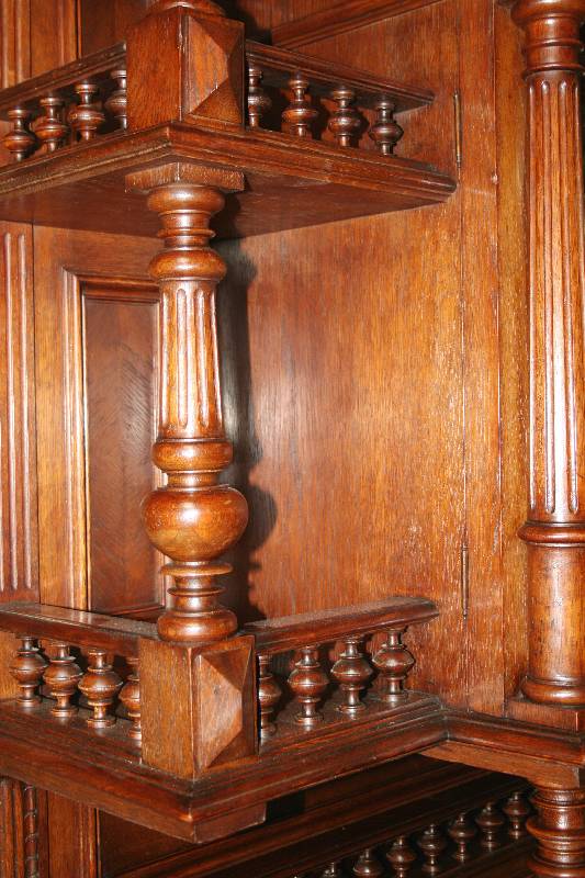 Detail a: Aufsatzschrank, deutsch/wohl Gegend um Aachen, um 1870/80, Eiche massiv, Front komplett auf Rahmen gearbeitet, Klassizismus-, Renaissance- und ...