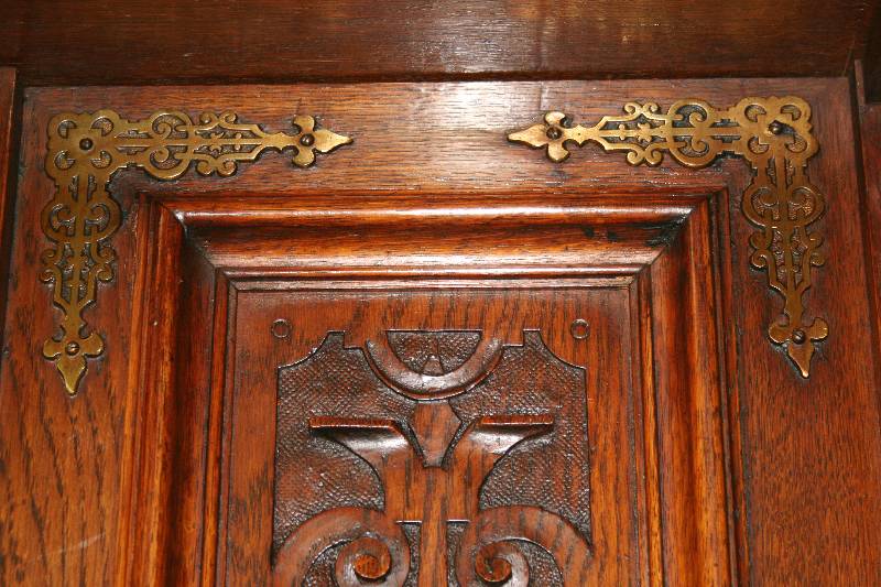Detail b: Aufsatzschrank, deutsch/wohl Gegend um Aachen, um 1870/80, Eiche massiv, Front komplett auf Rahmen gearbeitet, Klassizismus-, Renaissance- und ...
