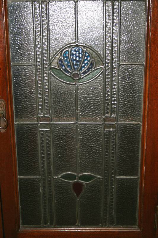 Detail a: Vielzweckschank, England, um 1900, Korpus HH, Mahagonifurnier, Mahagoni massiv, asymetrische Anordnung, Vitrinenteil mit bunter Bleiverglasung, sechs ...