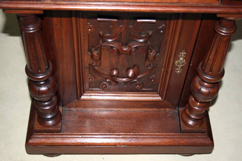 Detail a: Partnerschreibtisch, norddeutsch/Holland, um 1890/1900, Korpus Weichholz/Hartholz, Nußbaumfurnier, z.T. gespiegelt verlegt, Inlets mit aufgesetzten ...