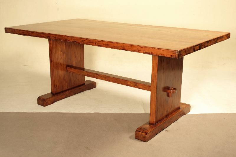 ArtDeco-Tisch, um 1930/35, Platte aus massivem Obstholz bzw. Kastanie, schwere gerade Füße, verstrebt, Steckverbindung verändert, Teile eingesetzt ...