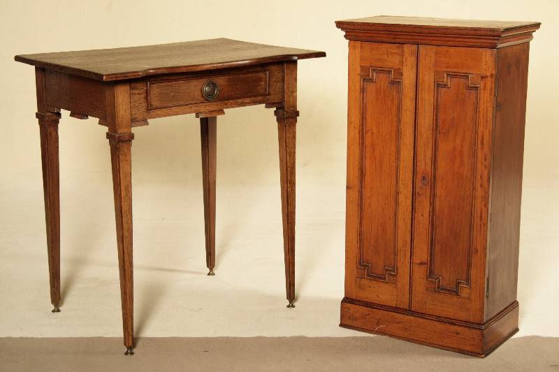 Kleiner Vielzweckschrank, England, um 1900/10, nach dem Vorbild von 1770, Nußbaum und Birne, auf Palisander gebeizt, Front auf Rahmen gearbeitet, ...