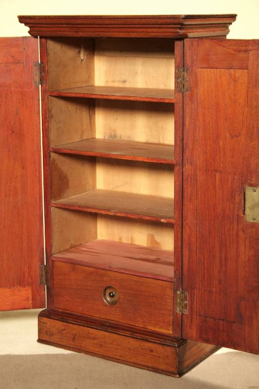 Detail a: Kleiner Vielzweckschrank, England, um 1900/10, nach dem Vorbild von 1770, Nußbaum und Birne, auf Palisander gebeizt, Front auf Rahmen gearbeitet, ...