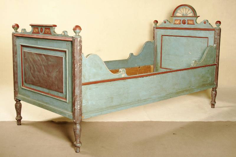 Bett, wohl Schwarzwald, um 1860, Weichholz, bunt gefaßt, Kopf und Fußteil auf Rahmen gearbeitet, Bemalung aus der Zeit, zwei Zierknöpfe fehlen, ...