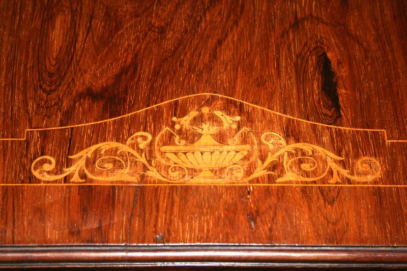 Detail b: Konsole bzw. Spieltisch, England, um 1860/70, Korpus Hartholz, Makasarfurnier von bester Qualität, in typisch klassizistischer Verarbeitung, ...