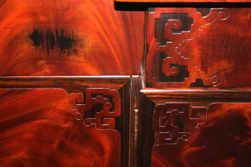 Detail b: Anrichte, Rotterdam, um 1930, Korpus Hartholz/Weichholz, Mahagoni- bzw. Pyramidenmahagonifurnier gespiegelt und doppelt gespiegelt verlegt, sehr ...