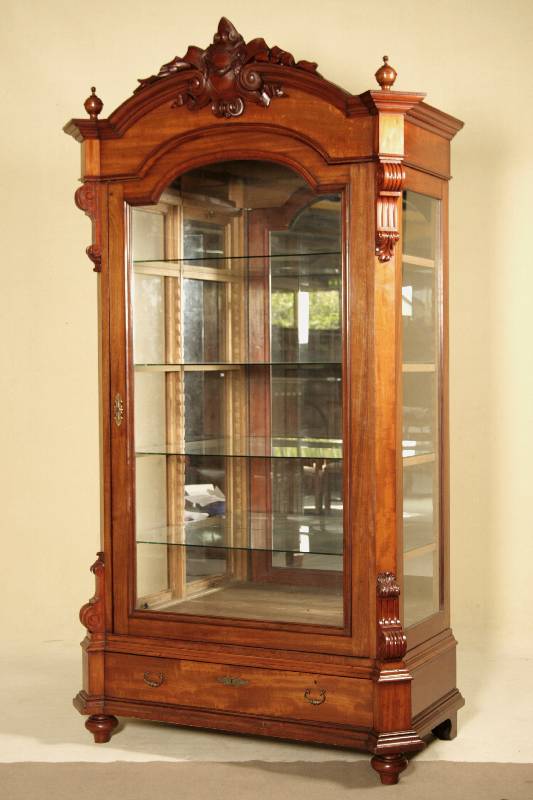 Vitrinenschrank, Holland, um 1880, Korpus Eiche und Weichholz, Nußbaumfurnier auf Mahagoni gebeizt, integrierte Schublade, eklektizistischer Stil, ...