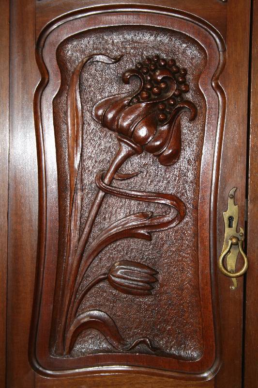 Detail a: Vielzweckschrank, England, um 1900/05, Korpus HH/WH, Mahagonifurnier, Mahagoni massiv, z.T. auf Rahmen gearbeitet, mit abstrakt floralen ...