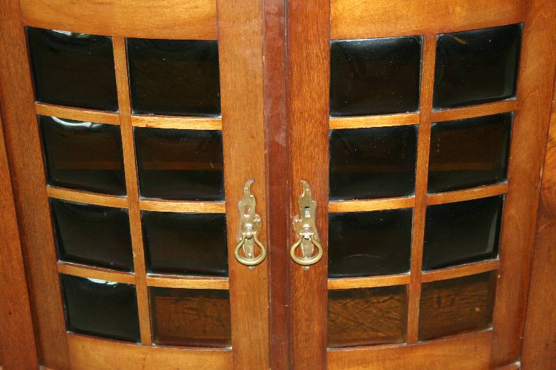 Detail b: Vielzweckschrank, England, um 1900/05, Korpus HH/WH, Mahagonifurnier, Mahagoni massiv, z.T. auf Rahmen gearbeitet, mit abstrakt floralen ...