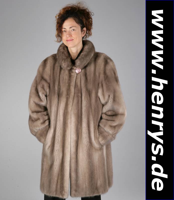 Braungraue Nerzlongjacke, Gr. ca. 38/40, Felle längsverarbeitet, Innenlabel Saga Mink, braunes Innenfutter, Kragen mit Zierknopf, 2 seitl. ...