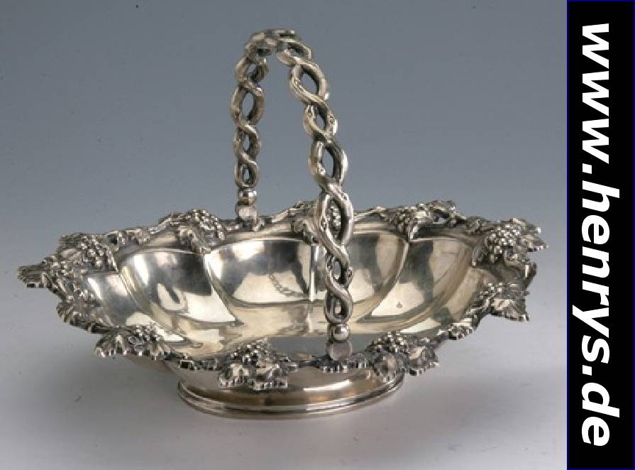 Anbietschale, deutsch um 1835/45, 12-lötig, Weintrauben- und Weinlaubdekor, mittig Namenszug Cecilia, geflochtener Henkel umklappbar, ca. 615 g, ...