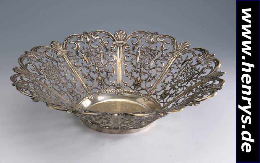Große Anbietschale, Hanau um 1900, 800er Silber, reine Sägearbeit, punziert, ca. 785 g,H ca. 10 cm, D ca. 38 cm