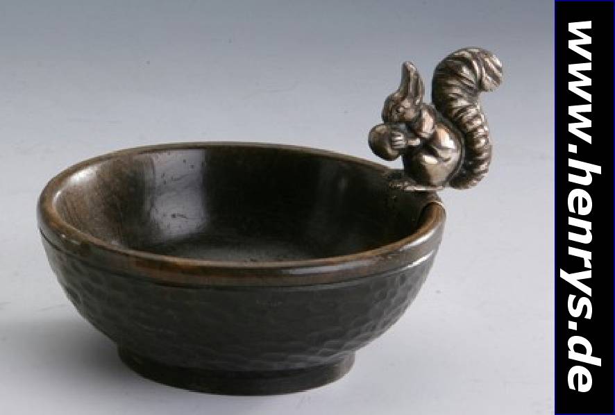 Nußschälchen, deutsch, 800er Silber, Bekrönung in Form eines vollplastischen Eichhörnchens, Schale Holz, D ca. 13 cm