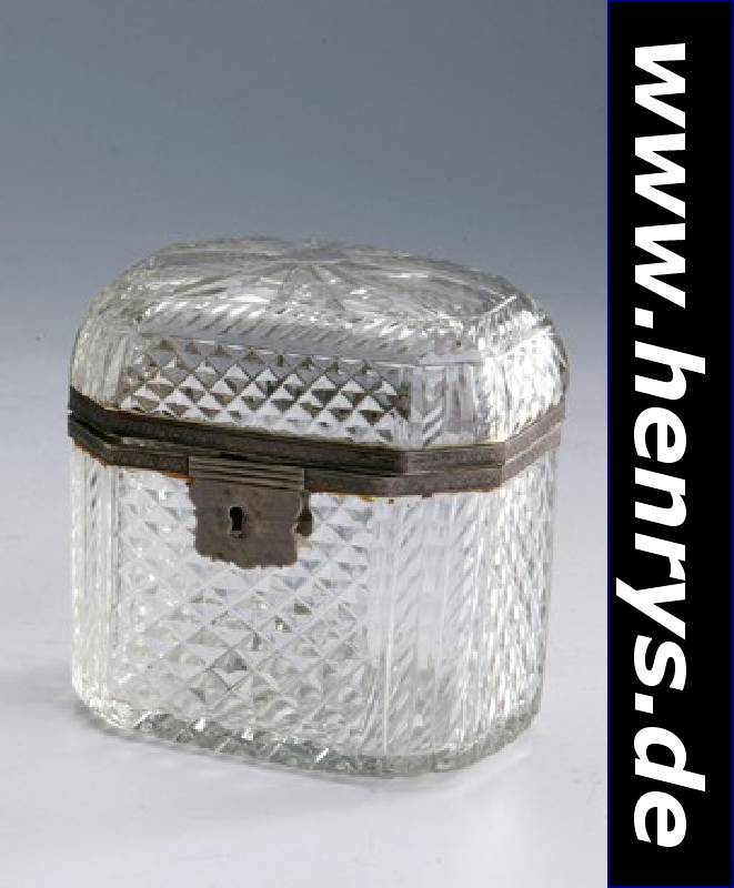 Zuckerdose, wohl Augsburg um 1770/80, Montur Silber, Glas geschnitten und geschlif- fen, hohe Qual., rhomboid bzw. Grätenmuster, ca. 10 x 11 x 8 ...