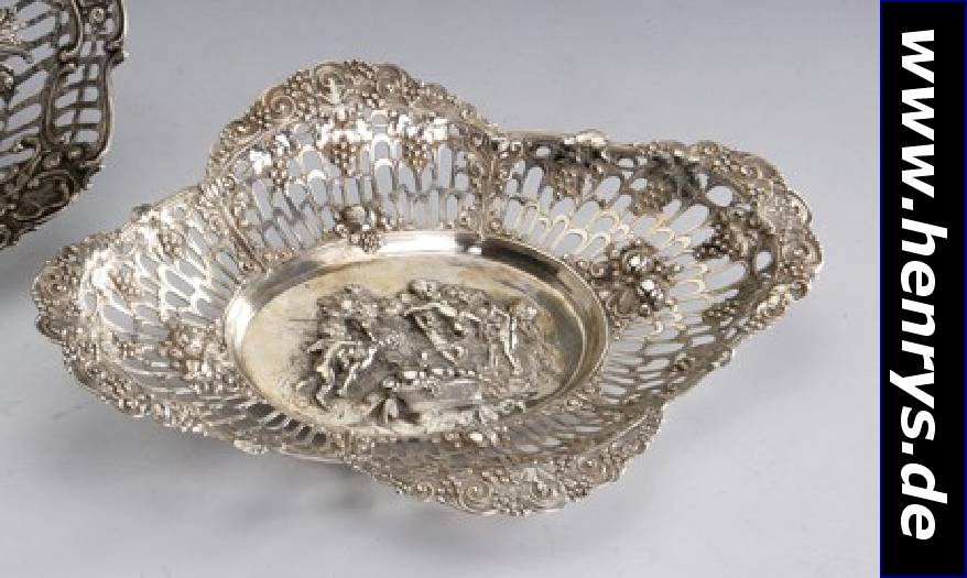 Anbietschale, Hanau um 1880, Silber gepr., mittig Puttenszenerie mit Früchten, Rand mit Durchbrucharbeit, Weintraubendekor, ca. 3 x 25 x 18 cm