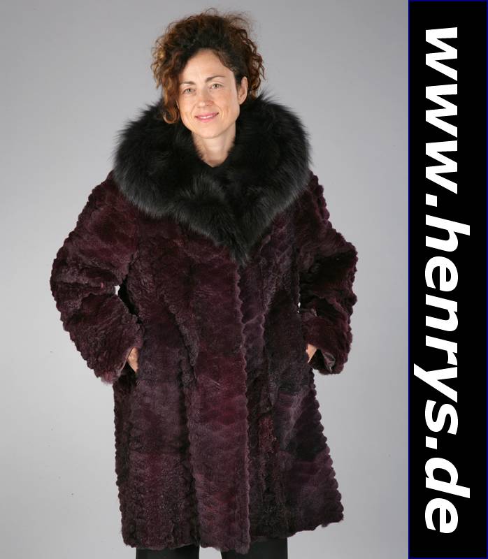 Geschorene Oppossum-Longjacke, mit Fuchskra- gen, Gr. ca. 40, brombeerfarbene gefärbte geschorenen Oppossum-Felle, in Rautenoptik, l.ausgestellte ...