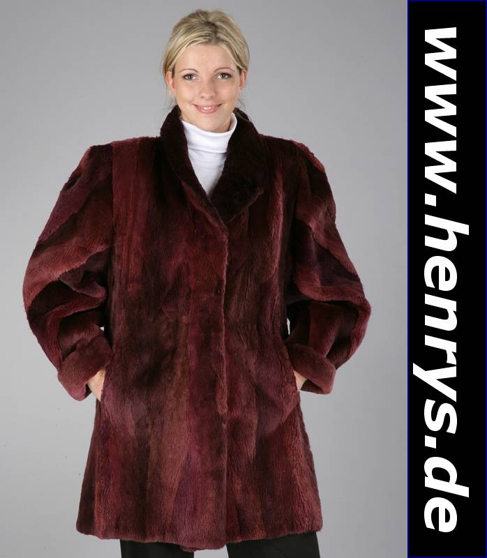 Geschorene Fuchslongjacke, Gr. ca. 40/42, in versch. Brombeerfarben eingefärbt, lilafarbenes Innenfutter, 2 seitl. Einschub- taschen, Kragen, ...