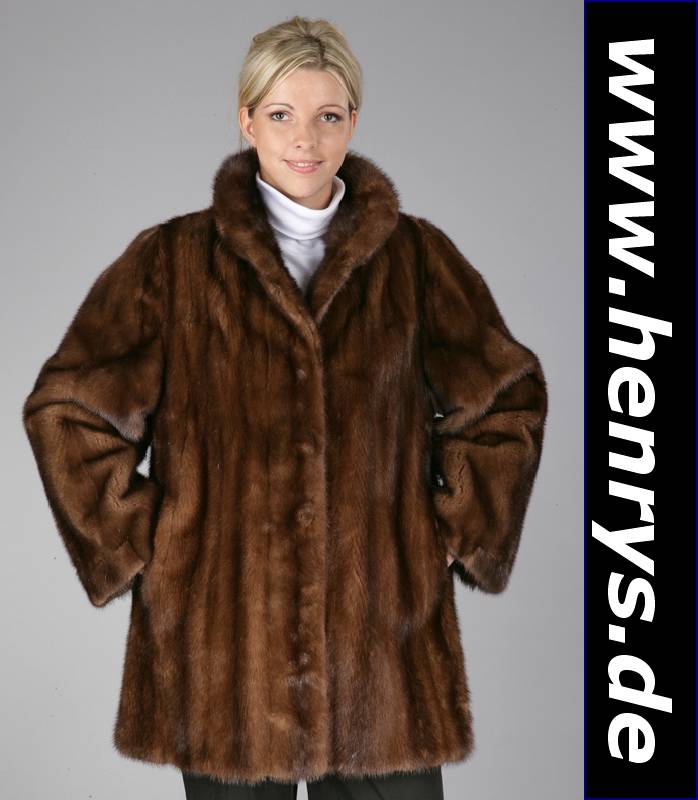 Nerzlongjacke, Gr. ca. 38/40, braune Felle,längs verarbeitet, 2 seitl. Einschubtaschen, Kragen mit Zierknopf, braunes Innenfutter, Rückenl. ca. 82 ...