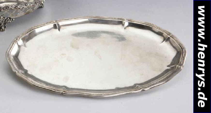 Ovales Silbertablett, deutsch 800er Silber, um 1900, Vertreiber Julius Herz, vielfach in sich geschweift, einfach verkröpft, Rand dreifach liniert ...