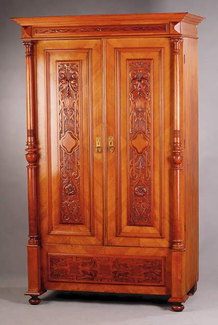 Schrank, deutsch, um 1880/90, Nußbaum mass. u.furniert, aufgelegte Schnitzerei, Vollsäulen, Inneneinrichtung m. 4 Einlege- Böden, ca.200x125x68cm