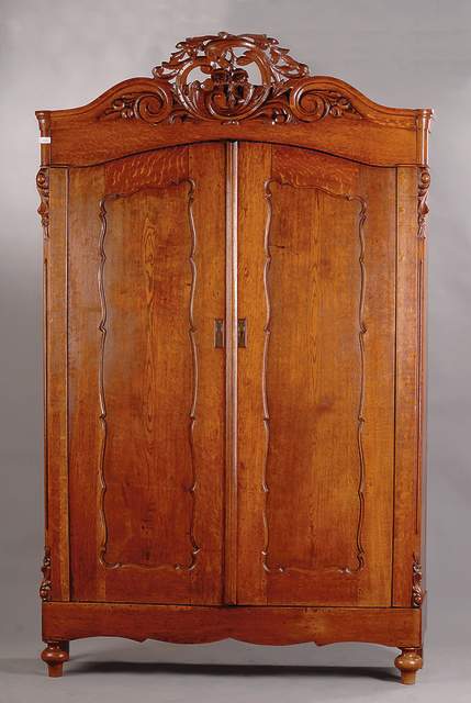 Kleiderschrank, mitteldeutsch, um 1835/40, Eiche massiv, Front auf Rahmen gearbeitet, sog. Brezelfüllungen, Rahmenfüllungen doppelt getreppt, Zarge ...