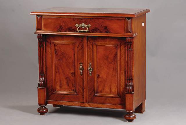 Halbschrank, deutsch, um 1880/90, Gründerzeit, Nußbaumfurnier, z.T.gespiegelt, kannelierte Lisenen, o.Schlüssel, ca. 75x76x39cm