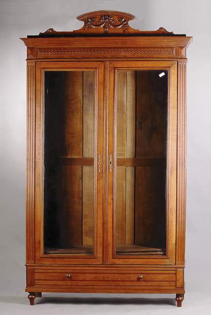 Bücherschrank, Nordfrankreich, um 1880, Eiche massiv, Sockelschub, 2-türig m.facett. Glaseinsätzen, 3 Einlegeböden, kannelierte Lisenen, 3-fach ...