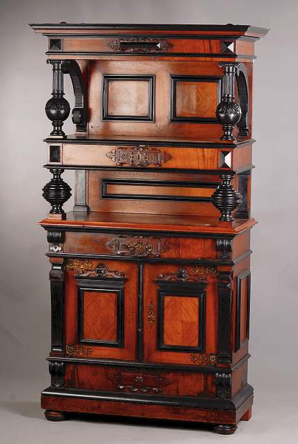 Etagerenschrank, mitteldeutsch, um 1870/80, Korpus Hart/Weichholz, Wurzelnußfurnier, gespiegelt bzw.doppelt gespiegelt verlegt, z.T.auf Rahmen ...