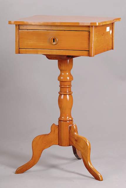Nähtisch, deutsch, um 1860, Kirschbaumholz, Fuß gedrechselt, 1 Schublade m.Innen- Einrichtung, Schlüsselschild sek., Platte geschweift, ...