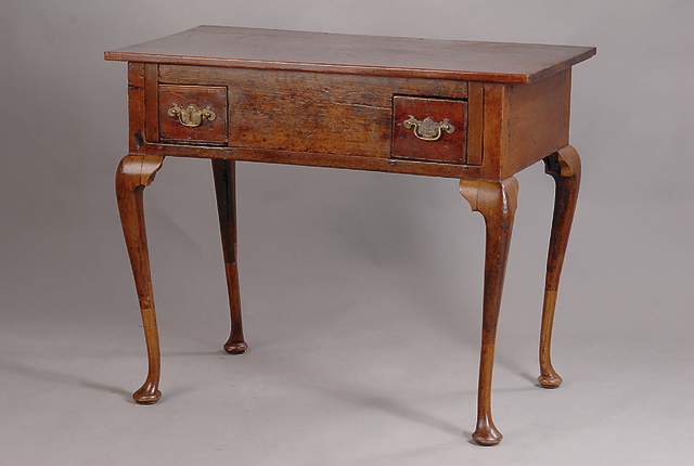 Konsolentisch/Wandtisch, England, um 1820/ 30, geschweifte Beine, 2 integr. Schubladen, z.T.mass.Nußbaum bzw.Weichholz, orig.Beschläge, ...
