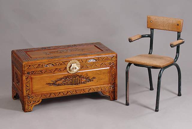 Kleine Truhe, Indonesien, Tropenholz, reich geschnitzt m.Blattwerk u.Landschaft, l. Gebr.-sp., ca. 37x70x34cm